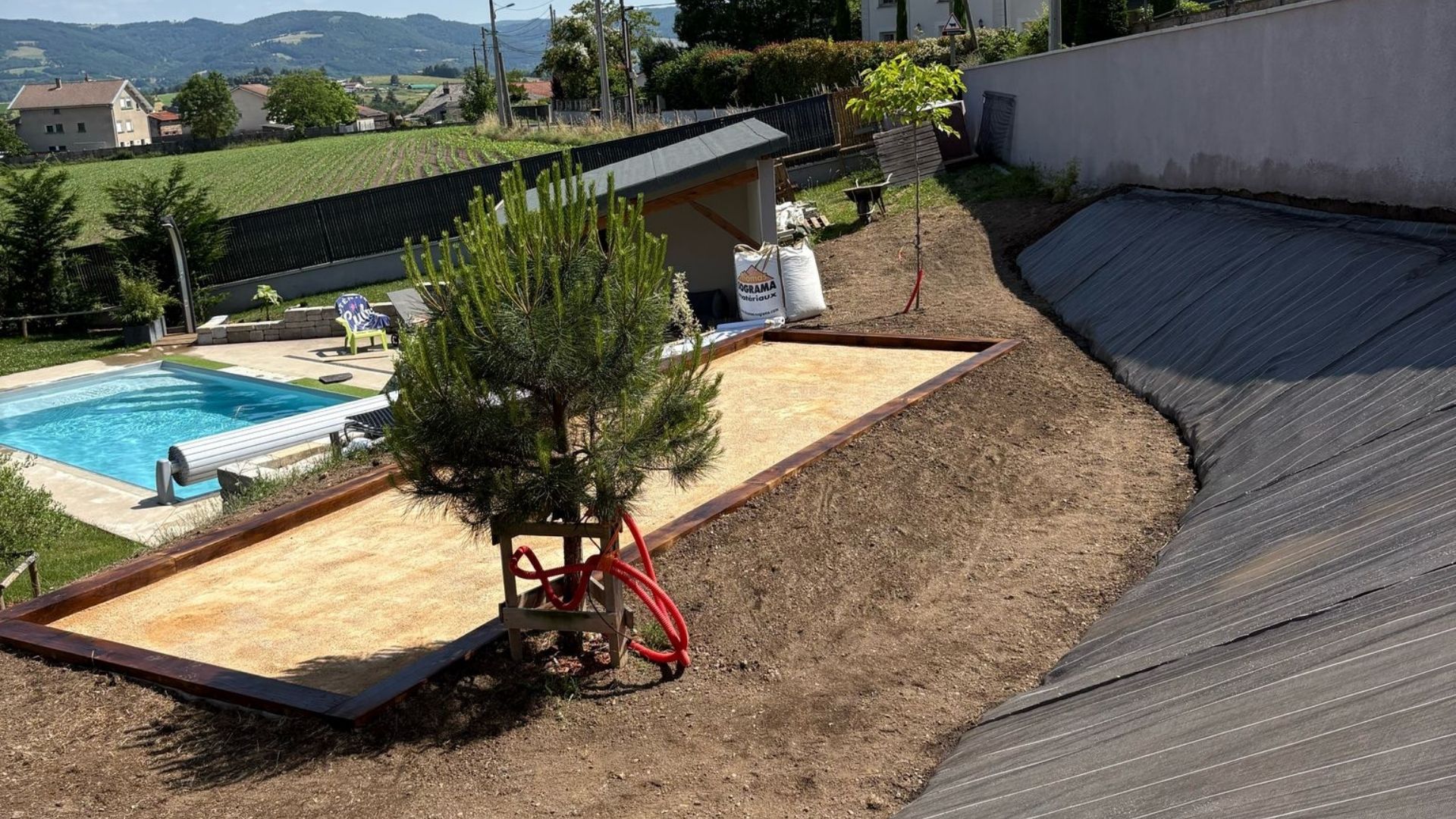 Terrain de pétanque avec bâche réalisé par Dorier TP & Paysage